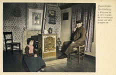 8957 Interieur van een huis te Spakenburg (gemeente Bunschoten): een huiskamer met meubilair en een man met kind in ...